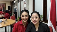 Terakhir ada momen Kris Dayanti saat makn bersama Puan Maharani. Mereka berpose sembari menunggu pesanan makanan datang. Foto: Instagram @krisdayantilemos