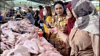 Seperti saat blusukan di pasar modern BSD, Kris Dayanti mengunjungi beberapa lapak, termasuk lapak daging ayam segar ini. Foto: Instagram @krisdayantilemos
