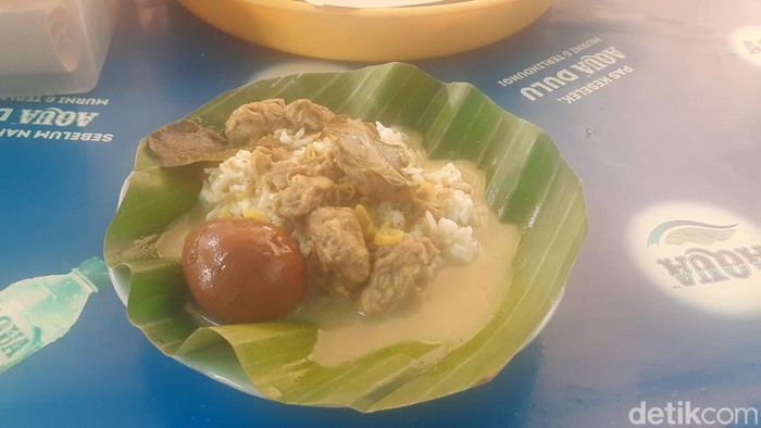 Kuliner nasi pedas tempe semangit khas Desa Jontro, Kecamatan Wedarijaksa, Pati, Senin (17/6/2024).