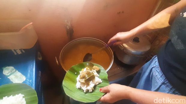 Kuliner nasi pedas tempe semangit khas Desa Jontro, Kecamatan Wedarijaksa, Pati, Senin (17/6/2024).