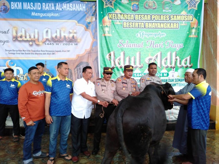 Polres Samosir saat menyerahkan tiga sapi kurban. Foto: Dok. Polres Samosir