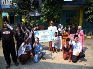 Le Minerale Bagikan Hewan Kurban & Donasi ke Pesantren di Jakarta Timur