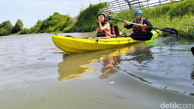 Wisatawan saat mencoba wisata kano yang menyusuri aliran Sungai Winongo Kecil dan Sungai Opak yang bermuara di Laguna Pengklik, Bantul, Senin (17/6/2024).