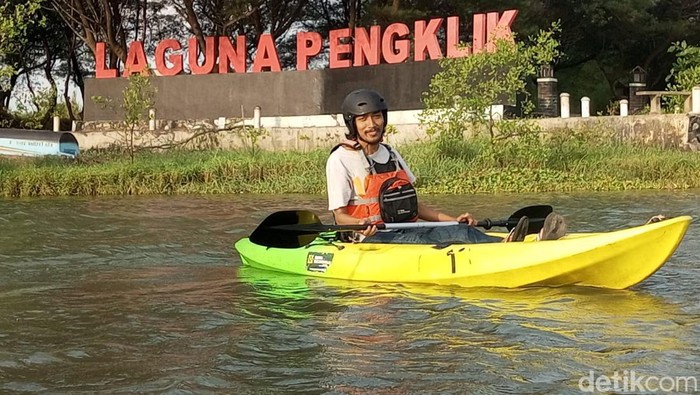 Wisatawan saat mencoba wisata kano yang menyusuri aliran Sungai Winongo Kecil dan Sungai Opak yang bermuara di Laguna Pengklik, Bantul, Senin (17/6/2024).