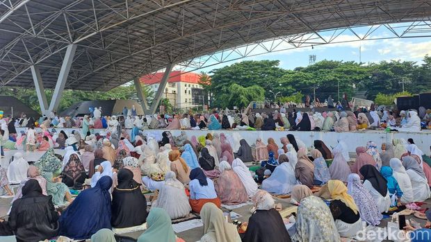 Warga memadati Lapangan Karebosi Makassar untuk salat Idul Adha 1445 H.