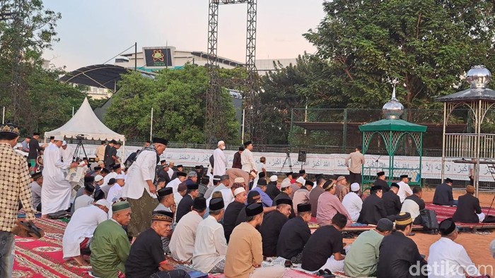 Warga mulai berdatangan di Lapangan Karebosi Makassar untuk salat Idul Adha 1445 H.