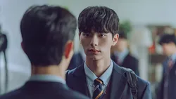 Potret Lee Chae Min, Si Brondong dari Korea
