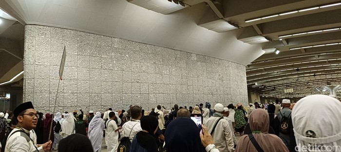 Lempar Jumrah Aqobah