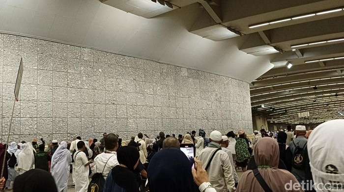 Lempar Jumrah Aqobah