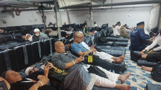 Menikmati Sofa Pijat hingga Pop Mi Saat Mabit di Kota Berjuta Tenda