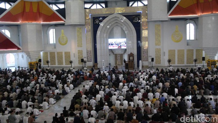 Warga mulai memadati Masjid 99 Kubah Makassar untuk Salat Idul Adha 1445 H.