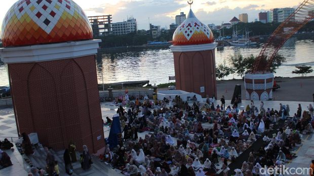 Warga memadati pelataran Masjid 99 Kubah Makassar untuk salat Idul Adha 1445 H.