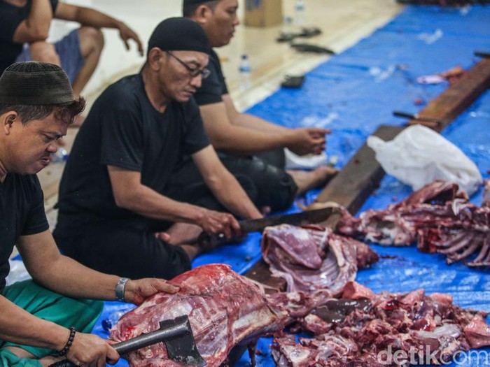 Masjid Cut Meutia membagikan daging kurban kupada warga. Ada 1700 kantong daging yang dibagikan.