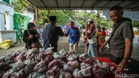Banyaknya warga yang belum kebagian, membuat petugas kembali membagikan 100 kantong pada sore hari.