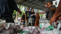 Penyembelihan dilakukan pukul 09.00 WIB usai pelaksanaan salat Idul Adha.