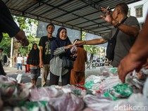 Masjid Cut Meutia Bagikan 1700 Kantong Daging