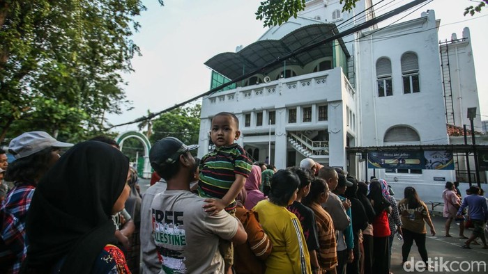 Masjid Cut Meutia membagikan daging kurban kupada warga. Ada 1700 kantong daging yang dibagikan.