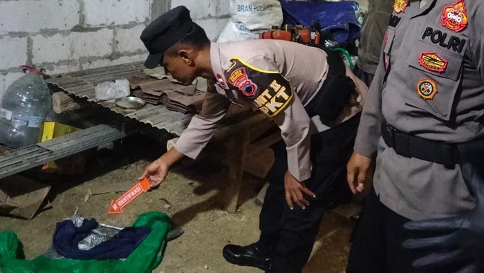 Polisi melakukan olah TKP penemuan mayat bayi dibungkus jas hujan di Desa Ngepringan, Sragen. Foto diunggah Senin (17/6/2024).