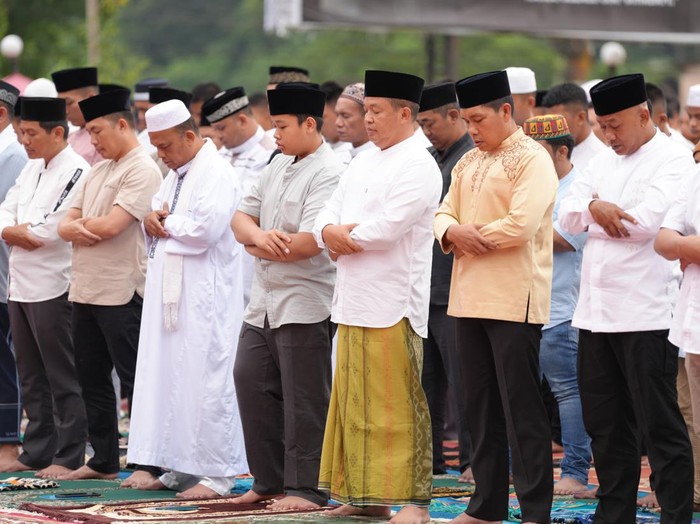 Salat Idul Adha berlangsung dihadiri Kapolda Sumut Irjen Pol Agung Setya Imam Effendi, Wakapolda Sumut Brigjen Pol Rony Samtana, para Pejabat Utama Polda Sumut serta para jamaah lainnya. Dokumen Humas Polda Sumut