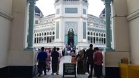 Suasana di gapura Masjid Raya Al-Mashun Medan. Foto: Aisyah Luthfi Munthe/detik.com