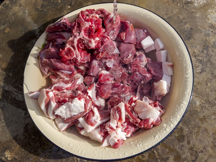 Mencuci daging