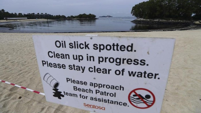 Minyak tumpah di laut Singapura