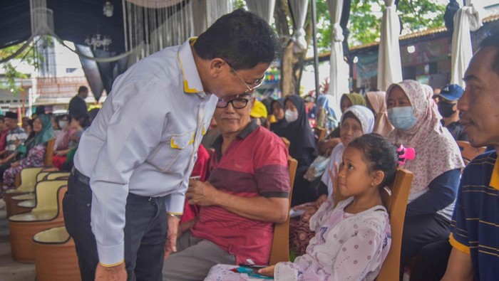 Momen Bacalon Walikota Tangerang Sachrudin Gelar Bakti Sosial Bakal Calon Walikota Tangerang Sachrudin bersama tim pemenangan Airin - Sachrudin menggelar kegiatan bakti sosial di Tangerang. Ini momennya.