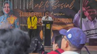 Kegiatan bakti sosial ini dilakukan dengan membagikan ratusan paket sembako kepada kelompok lansia dan masyarakat yang membutuhkan.