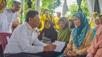 Selain paket sembako Sachrudin dan tim relawan juga membagikan bantuan kepada RW 008 Cipondoh Indah berupa gerobak sampah.