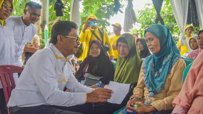 Momen Bacalon Walikota Tangerang Sachrudin Gelar Bakti Sosial Bakal Calon Walikota Tangerang Sachrudin bersama tim pemenangan Airin - Sachrudin menggelar kegiatan bakti sosial di Tangerang. Ini momennya.