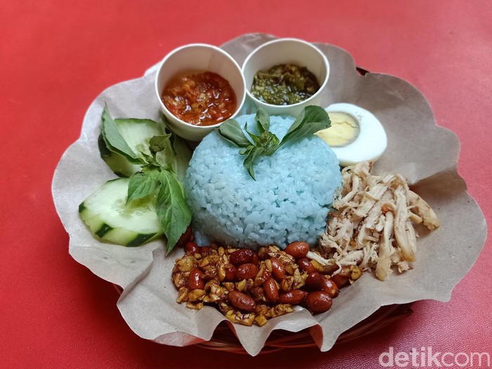 Seporsi nasi bunga telang di Mailaku Cafe, stan kuliner PKB di Art Center, Denpasar.