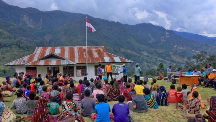 Warga di Distrik Bibida, Kabupaten Paniai, Papua Tengah, meminta diungsikan ke Gereja Madi usai OPM menembak mati sopir angkot bernama Rusli (40)