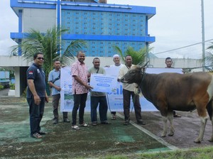 Pelindo Peti Kemas Salurkan 215 Hewan Kurban ke Warga Sekitar Area Kerja