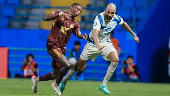 Pemain PSIS Semarang asal Brazil, Lucao (putih) dalam laga Liga 1 2023/2024.