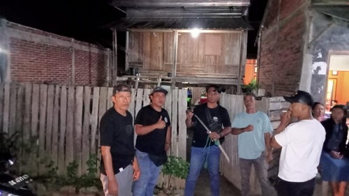 Polisi mengamankan barang bukti sajam jenis parang yang digunakan pelaku untuk membunuh korban.