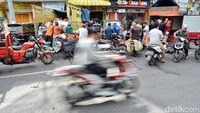 Suasana di pinggir Jalan Ampel yang nampak ramai saat melakukan transaksi.