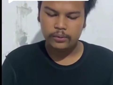 Selebgram Pati, Teyeng Wakatobi saat meminta maaf usai viral kontennya di lokasi pembakaran mobil yang dipakai bos rental asal Jakarta. Foto diunggah Senin (17/6/2024).