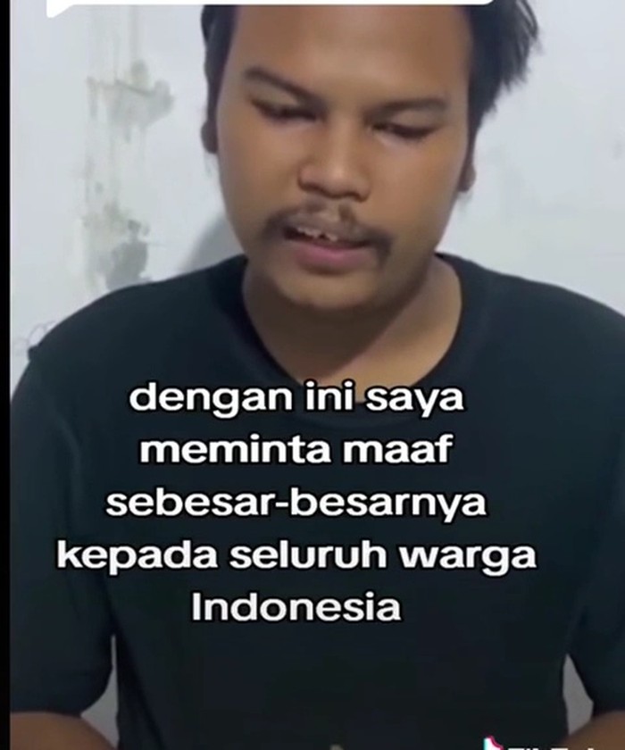 Selebgram Pati, Teyeng Wakatobi saat meminta maaf usai viral kontennya di lokasi pembakaran mobil yang dipakai bos rental asal Jakarta. Foto diunggah Senin (17/6/2024).