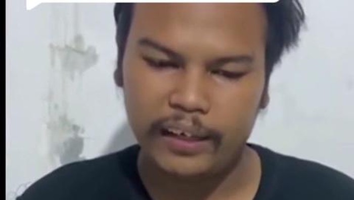 Selebgram Pati, Teyeng Wakatobi saat meminta maaf usai viral kontennya di lokasi pembakaran mobil yang dipakai bos rental asal Jakarta. Foto diunggah Senin (17/6/2024).