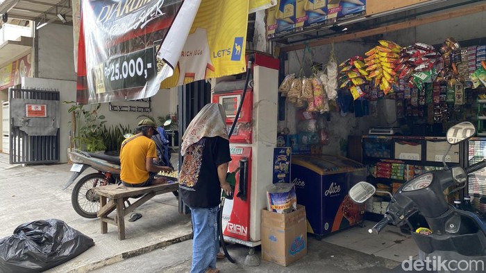 Penjaga warung Madura yang tetap buka saat Idul Adha.