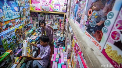 Penjualan Mainan Anak di Pasar Gembrong Masih Lesu