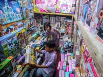 Penjualan Mainan Anak di Pasar Gembrong Masih Lesu
