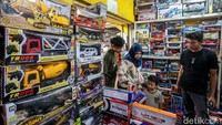 Kini para pedagang hanya berharap agar penjualan mainan kembali bergairah dengan keuntungan yang kembali meningkat.
