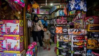 Anak-anak memilih mainan di Pasar Gembrong, Jakarta, Senin (17/6/2024).