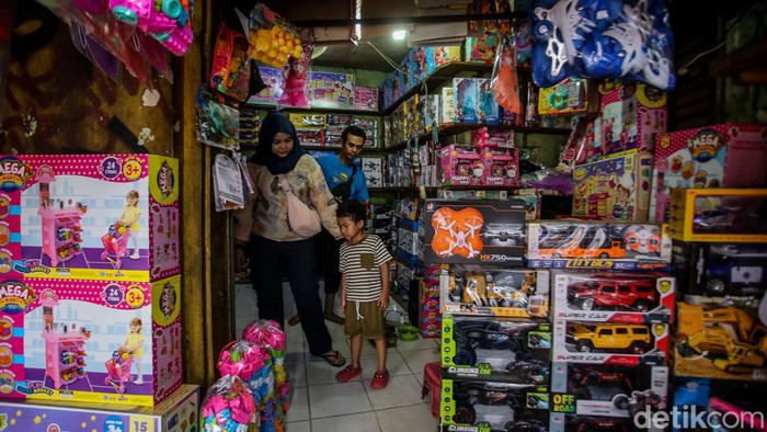 Libur Idul Adha, penjualan mainan anak di Pasar Gembrong tampak sepi pengunjung. Begini potretnya.