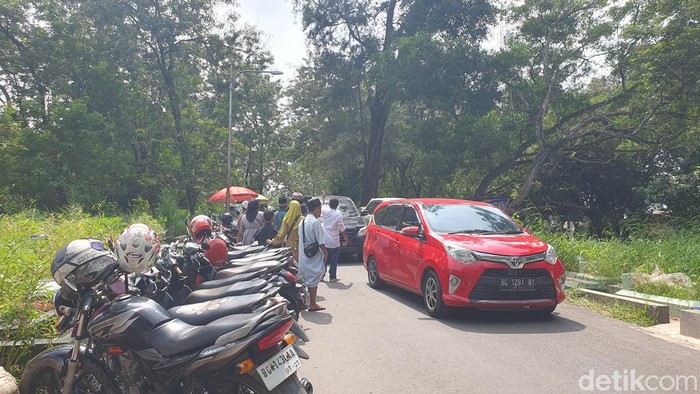 Peziarah memadati pemakaman Puncak Sekuning, Palembang.