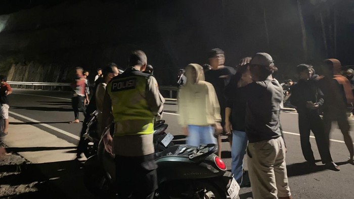 Polisi saat mengamankan rombongan di jalan baru Bobung-Nglanggeran di Patuk, Gunungkidul, Senin (17/6/2024) dini hari.