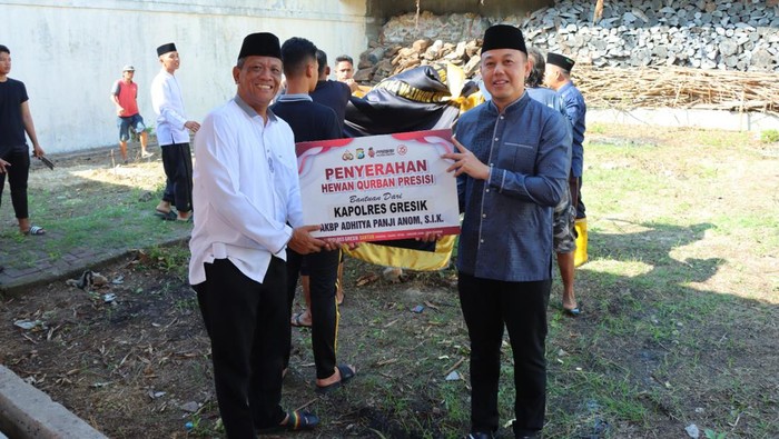 Polres Gresik bagi-bagi kurban