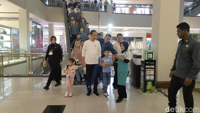 Presiden Joko Widodo (Jokowi) kembali mengajak kedua cucunya Jan Ethes dan La Lembah ngemal di Solo, Minggu (17/6/2024).