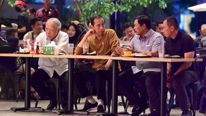 Presiden Jokowi Nikmati Mi Pedas saat Minggu Malam di Semarang.